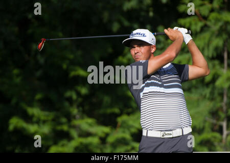 Edison, NJ, USA. 28. August 2015. Rickie Fowler (USA) Abschlag des am 17. Loch in der zweiten Runde des The Barclays Fed Ex-Meisterschaft in Plainfield Country Club in Edison, New Jersey. Kostas Lymperopoulos/Csm/Alamy Live News Stockfoto