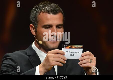 Monaco, Monaco. 28. August 2015. Ehemaliger Schweizer Spieler ALEXANDER FREI zeigt den Namen des FC Groningen während der UEFA Europa League zieht 2015 - 16 im Grimaldi Forum. Bildnachweis: Marcio Machado/ZUMA Draht/Alamy Live-Nachrichten Stockfoto