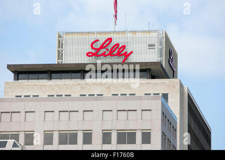 Ein Logo Zeichen außerhalb der Hauptsitz von Eli Lilly and Company, Indianapolis, Indiana am 15. August 2015. Stockfoto