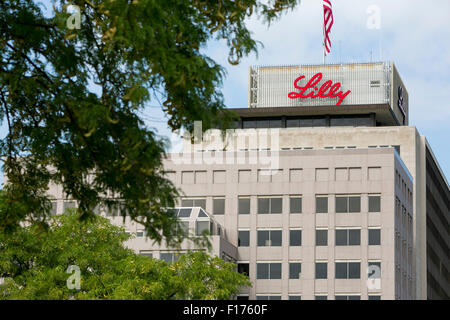 Ein Logo Zeichen außerhalb der Hauptsitz von Eli Lilly and Company, Indianapolis, Indiana am 15. August 2015. Stockfoto