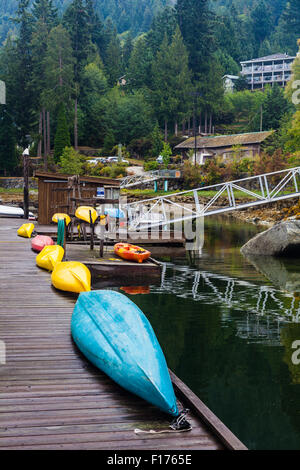 Kajaks aufgereiht auf einer Marina Dock auf Madeira Park an der Sunshine Coast in British Columbia Stockfoto