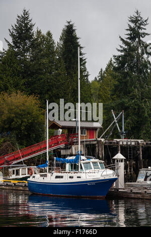 Blauen segeln Schiff in ein Dock in egmont an der Sunshine Coast in British Columbia gebunden Stockfoto