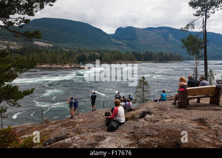 Touristen beobachten die Ebbe Durchfluss bei Skookumchuck Narrows in der Nähe von Egmont, British Columbia. Stockfoto