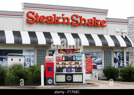 Ein Logo Zeichen außerhalb ein Steak n Shake Fast-Food-Restaurant in Indianapolis, Indiana am 15. August 2015. Stockfoto