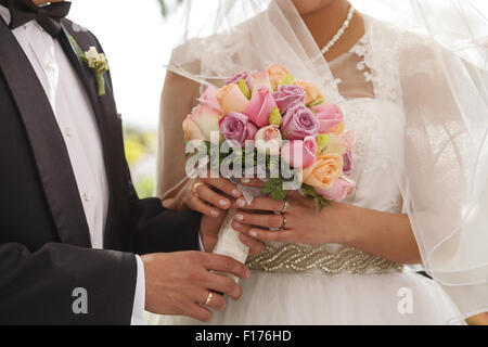 Braut und Bräutigam Hand in Hand Stockfoto
