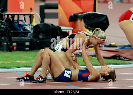 Peking, China. 23. August 2015. (T-B) Brianne Theisen-Eaton (CAN), Jessica Ennis-Hill (GBR) Leichtathletik: Goldmedaillengewinner Jessica Ennis-Hill von Großbritannien feiert mit Silbermedaillengewinner Brianne Theisen-Eaton von Kanada nach dem abschließenden 800m-Event der Siebenkampf der Frauen am zweiten Tag des 15. IAAF World Championships in Athletics Peking 2015 im Beijing National Stadium in Peking, China. Bildnachweis: Toshihiro Kitagawa/AFLO/Alamy Live-Nachrichten Stockfoto