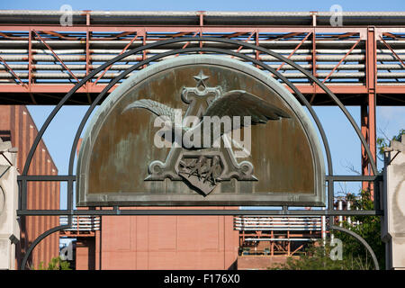 Ein Logo Zeichen außerhalb der Hauptsitz der Anheuser-Busch Companies, Inc., St. Louis, Missouri am 16. August 2015. Stockfoto