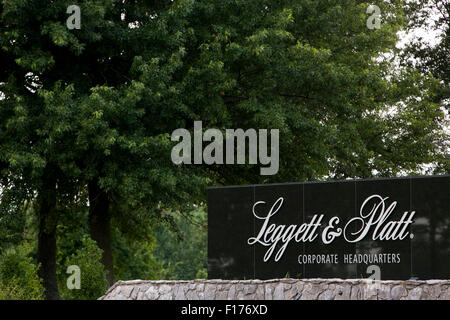 Ein Logo Zeichen außerhalb der Hauptsitz der Leggett & Platt (L & P) in Carthage, Missouri am 17. August 2015. Stockfoto