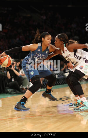 New York City, New Jersey, USA. 28. August 2015. Minnesota Guard, MAYA MOORE (23), versucht, in den Korb gegen New York SWIN CASH in einem Spiel im Madison Square Garden in New York City zu fahren. © Joel Plummer/ZUMA Draht/Alamy Live-Nachrichten Stockfoto