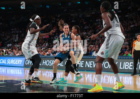 New York City, New Jersey, USA. 28. August 2015. Minnesota Guard, ANNA CRUZ, versucht, den Ball Weg von New York EPIPHANNY Prinz im Madison Square Garden in New York City in einem Spiel zu halten. © Joel Plummer/ZUMA Draht/Alamy Live-Nachrichten Stockfoto