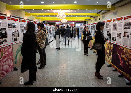 Buenos Aires, Argentinien. 27. August 2015. Besucher besuchen eine Foto-Ausstellung zum Gedenken an den 70. Jahrestag des Sieges von dem chinesischen Volk Krieg des Widerstands gegen die japanischen Aggressionen und des Weltkriegs antifaschistischer in Buenos Aires, Argentinien, am 27. August 2015 statt. Die Ausstellung, organisiert von den Mitgliedern der chinesischen Gemeinschaft in Argentinien, zeigte historische Fotografien des Krieges. © Martin Zabala/Xinhua/Alamy Live-Nachrichten Stockfoto