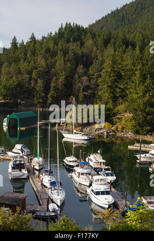 Geschützte Marina in einer ruhigen Bucht von Pender Harbour an der Sunshine Coast in British Columbia Stockfoto