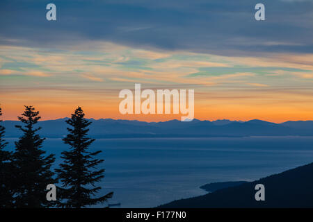 Sonnenuntergang über Vancouver Island vom Gipfel des Grouse Mountain in Vancouver, British Columbia Stockfoto