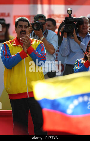 Caracas, Venezuela. 28. August 2015. Der venezolanische Präsident Nicolas Maduro reagiert während eines Marsches in Caracas, Venezuela, am 28. August 2015. Laut lokalen Presseberichten wurde der Marsch durchgeführt, um das venezolanische Volk gegen Paramilitarismus und für die Schließung der Grenze zu Kolumbien zu verteidigen. Bildnachweis: Boris Vergara/Xinhua/Alamy Live-Nachrichten Stockfoto