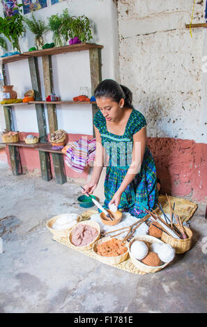 Maya-Frau Weben mit Gurt Webstuhl in San Juan la Laguna, Guatemala Stockfoto