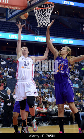 Washington, DC, USA. 28. August 2015. 20150828 - Washington Mystics zentrieren Emma Meesseman (33) trifft gegen Phoenix Mercury Center Brittney Griner (42) in der ersten Hälfte im Verizon Center in Washington. Die Mystiker besiegte das Quecksilber, 71-63. © Chuck Myers/ZUMA Draht/Alamy Live-Nachrichten Stockfoto