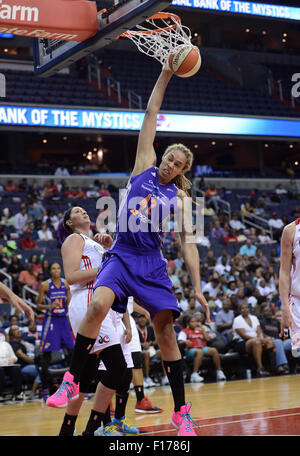 Washington, DC, USA. 28. August 2015. 20150828 - Phoenix Mercury center Dunks Brittney Griner (42) gegen die Washington Mystiker in der zweiten Hälfte ein WNBA im Verizon Center in Washington Spiel. Die Mystiker besiegte das Quecksilber, 71-63. © Chuck Myers/ZUMA Draht/Alamy Live-Nachrichten Stockfoto