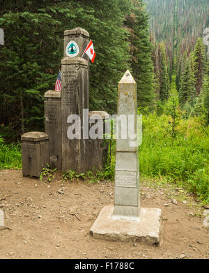 78-Denkmal und das Kanada / US-Grenze markiert das nördliche Ende der Pacific Crest Trail Stockfoto