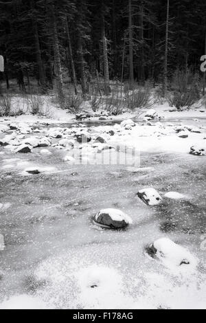 Gefrorene Truckee River im Winter, Tahoe National Forest, California Stockfoto