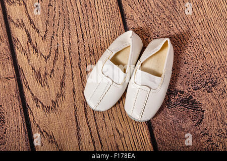 Kinder Turnschuhe auf einem Holzfußboden. Das Konzept von klassischem Ballett und Modern Dance. Stockfoto