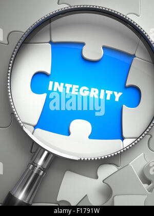 Integrität - Wort an der Stelle der fehlenden Puzzleteil durch Lupe. Selektiven Fokus. Stockfoto