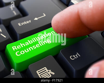 Person klicken Sie auf die grüne Taste mit Text Rehabilitation Beratung. Selektiven Fokus. Detailansicht. Stockfoto