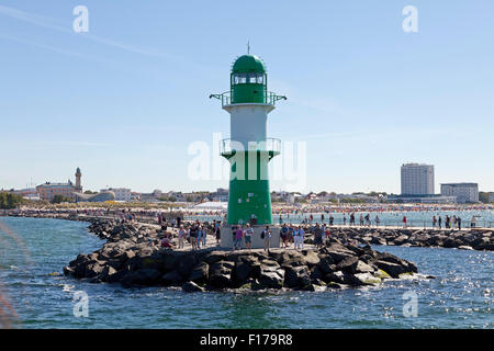 einer der beiden Leuchttürme an der Mündung des Flusses Warnow, Warnemünde, Rostock, Mecklenburg-West Pomerania, Deutschland Stockfoto