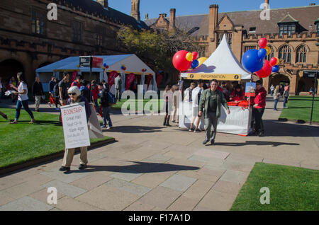 Sydney Australia 29. August 2015: University of Sydney öffnete seine Türen heute für Studenten, die im Jahr 2016 anmelden. Eine breite Palette von Kursen waren erste Universität Australiens, von traditionellen bis hin zu den neuen Ultra für Diplomanden und Doktoranden, Post. Offene Zeit für Universitäten im späten August und September mit anderen Uni einschließlich UTS und Notre Dame auch offen heute und Uni von New South Wales zusammen mit Uni of Western Sydney öffnen ihre Türen in den kommenden Wochen. Bildnachweis: Sydney Fotograf/Alamy Live-Nachrichten Stockfoto