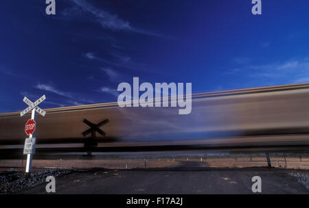 Schnell fahrenden Zug vorbei Eisenbahn Kreuzung Linie, ländlichen New South Wales, Australien Stockfoto