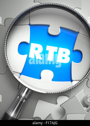 RTB - Real-Time Bidding - Wort an der Stelle der fehlenden Puzzleteil durch Lupe. Selektiven Fokus. Stockfoto