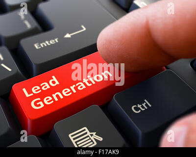 Finger drückt roten Knopf Lead-Generierung auf schwarzen Tastatur Hintergrund. Detailansicht. Selektiven Fokus. Stockfoto