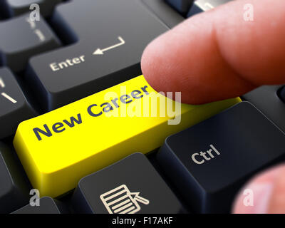 Computer-Benutzer drückt gelben Knopf neue Karriere auf schwarzen Tastatur. Detailansicht. Der Hintergrund jedoch unscharf. Stockfoto