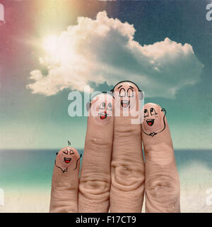 Finger-Familie reist am Strand und singen ein Lied als Vintage-Stil-Konzept. Stockfoto