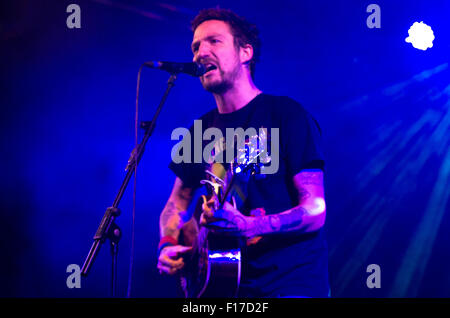 Frank Turner erklingt auf der Bühne des Festivals Republik in Leeds Festival, Braham Park, Leeds, UK auf Freitag, 28. August 2015 Stockfoto