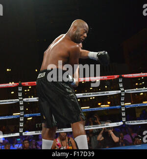 Las Vegas, Nevada, USA. 29. August 2015. Schwergewichts-Boxer Trevor Bryan und Derric Rossy engagieren einander während ihrer NABF Heavyweight Titelkampf im Rahmen des '' Schwergewichts-Extravaganza'' am 28. August 2015 im Downtown Las Vegas Events Center in Las Vegas, Nevada-Credit: Marcel Thomas/ZUMA Draht/Alamy Live News Stockfoto