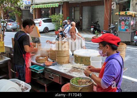 Kaohsiung, Taiwan - August 9,2015: Street Essen Anbieter in Kaohsiung, Taiwan, gedämpfte Xiao Long Bao, ein traditionelles c Vorbereitung Stockfoto