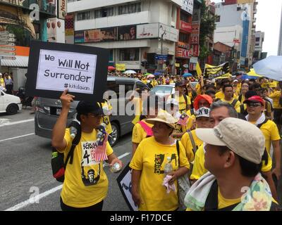 Kuala Lumpur, Malaysia. 29. August 2015. Gelbes Hemd Unterstützer Anzeigen Banner Bersih 4 Rally für freie und faire Wahlen zu unterstützen. Bersih organisierte Kundgebungen 29 und 30. August 2015 in großen Städten in Malaysia Credit: Chung Jin Mac/Alamy Live News Stockfoto