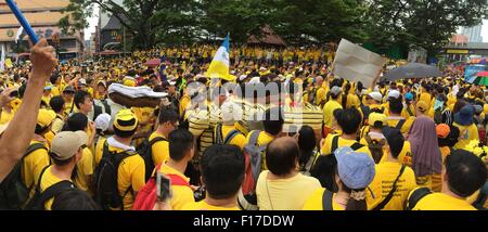 Kuala Lumpur, Malaysia. 29. August 2015. Weitwinkel Schuss gelbes Hemd Unterstützer für Bersih 4 Rally kostenlos faire Wahlen. Bersih organisierte Kundgebungen 29 und 30. August 2015 in großen Städten in Malaysia Credit: Chung Jin Mac/Alamy Live News Stockfoto