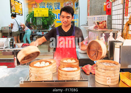 Kaohsiung, Taiwan - August 9,2015: Street Essen Anbieter in Kaohsiung, Taiwan, gedämpfte Xiao Long Bao, ein traditionelles c Vorbereitung Stockfoto