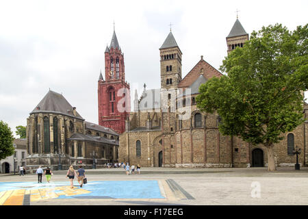 Sint Janskerk und Sint Servaasbasiliek, Vrijthof Quadrat, Maastricht, Provinz Limburg, Niederlande Stockfoto