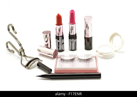 Make-up set mit Wimpernzange Lippenstift falsche Wimpern und Lidschatten isoliert auf weißem Hintergrund Stockfoto