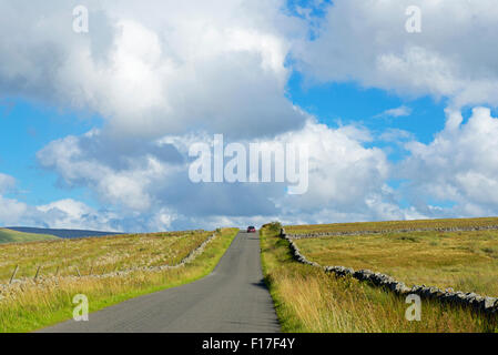 Straße in der Nähe von Garrigil, North Pennines, Cumbria, England UK Stockfoto