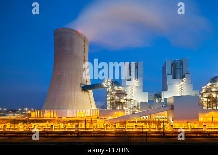 Eine moderne Braunkohle-Kraftwerk mit Nachtblau Abendhimmel. Stockfoto