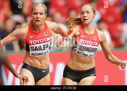 Peking, China. 29. August 2015. Verena Sailer und Gina Lückenkemper in Aktion in den Frauen 4 x 100 M Staffel Qualifikation bei den 15. International Association of Athletics Federations (IAAF)-Leichtathletik-Weltmeisterschaften im National Stadium, bekannt als Vogelnest in Peking, China, 29. August 2015 in Deutschland. Foto: Christian Charisius/Dpa/Alamy Live News Stockfoto