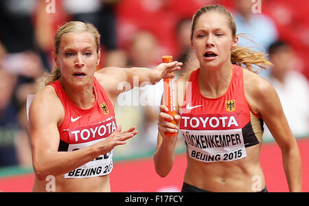 Peking, China. 29. August 2015. Verena Sailer und Gina Lückenkemper in Aktion in den Frauen 4 x 100 M Staffel Qualifikation bei den 15. International Association of Athletics Federations (IAAF)-Leichtathletik-Weltmeisterschaften im National Stadium, bekannt als Vogelnest in Peking, China, 29. August 2015 in Deutschland. Foto: Christian Charisius/Dpa/Alamy Live News Stockfoto