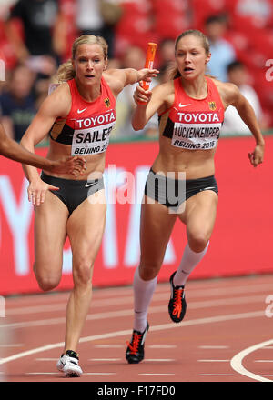 Peking, China. 29. August 2015. Verena Sailer und Gina Lückenkemper in Aktion in den Frauen 4 x 100 M Staffel Qualifikation bei den 15. International Association of Athletics Federations (IAAF)-Leichtathletik-Weltmeisterschaften im National Stadium, bekannt als Vogelnest in Peking, China, 29. August 2015 in Deutschland. Foto: Christian Charisius/Dpa/Alamy Live News Stockfoto