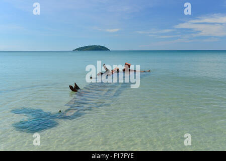 Fisch-förmigen Skelett Boot am Strand Stockfoto