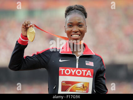 Peking, China. 29. August 2015. Tianna Bartoletta der USA stellt mit ihrer Goldmedaille bei der Siegerehrung der Frauen Weitsprung-Finale von Peking 2015 IAAF World Championships im National Stadium, auch bekannt als Vogelnest, in Peking, China, 29. August 2015. Foto: Michael Kappeler/Dpa/Alamy Live News Stockfoto