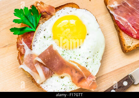 Vorspeise mit Schinken und Spiegelei-Draufsicht Stockfoto