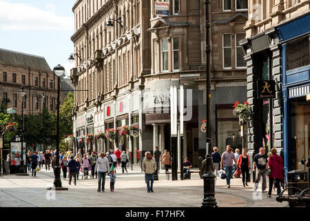 Dundee, Tayside, Scotland, UK, 29. August 2015.Weather: Wochenende und Feiertagen in Dundee. Käufer der späten Summer Bank Holiday Wetter während Schnäppchenjagd zu genießen, wie einige von den Geschäften im Stadtzentrum bereits ihre Bank Holiday "Ende des Sommers"-Verkäufe in Dundee Werbung sind. Bildnachweis: Dundee Photographics/Alamy Live-Nachrichten Stockfoto